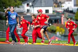 Sebastian Vettel (GER) Ferrari runs up Eau Rouge with the team. 29.08.2019. Formula 1 World Championship, Rd 13, Belgian Grand Prix, Spa Francorchamps, Belgium, Preparation Day.