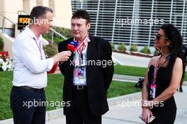 (L to R): Craig Slater (GBR) Sky F1 Reporter with Jimmy White (GBR) Snooker Player. 29.03.2019. Formula 1 World Championship, Rd 2, Bahrain Grand Prix, Sakhir, Bahrain, Practice Day