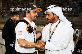 (L to R): Fernando Alonso (ESP) McLaren with Mohammed Bin Sulayem (UAE) on the grid. 31.03.2019. Formula 1 World Championship, Rd 2, Bahrain Grand Prix, Sakhir, Bahrain, Race Day.