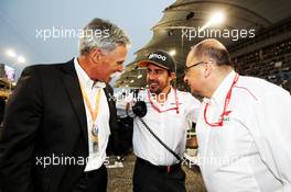 (L to R): Chase Carey (USA) Formula One Group Chairman with Fernando Alonso (ESP) McLaren and Luca Colajanni (ITA) Formula One Senior Communications Officer on the grid. 31.03.2019. Formula 1 World Championship, Rd 2, Bahrain Grand Prix, Sakhir, Bahrain, Race Day.