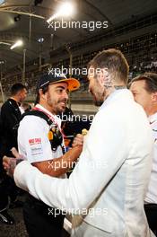 (L to R): Fernando Alonso (ESP) McLaren with David Beckham (GBR) Former Football Player on the grid. 31.03.2019. Formula 1 World Championship, Rd 2, Bahrain Grand Prix, Sakhir, Bahrain, Race Day.