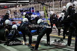 Robert Kubica (POL) Williams Racing FW42 makes a pit stop. 31.03.2019. Formula 1 World Championship, Rd 2, Bahrain Grand Prix, Sakhir, Bahrain, Race Day.