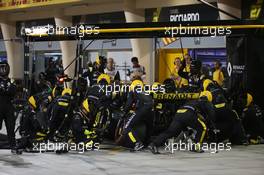 Daniel Ricciardo (AUS) Renault Sport F1 Team RS19 pit stop. 31.03.2019. Formula 1 World Championship, Rd 2, Bahrain Grand Prix, Sakhir, Bahrain, Race Day.