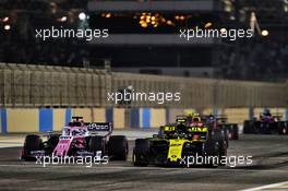 Nico Hulkenberg (GER) Renault F1 Team RS19 and Sergio Perez (MEX) Racing Point F1 Team RP19. 31.03.2019. Formula 1 World Championship, Rd 2, Bahrain Grand Prix, Sakhir, Bahrain, Race Day.