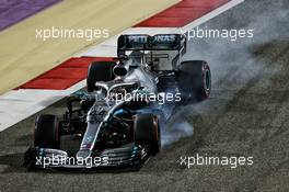 Lewis Hamilton (GBR) Mercedes AMG F1 W10 locks up under braking. 31.03.2019. Formula 1 World Championship, Rd 2, Bahrain Grand Prix, Sakhir, Bahrain, Race Day.
