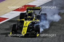 Nico Hulkenberg (GER) Renault F1 Team RS19 locks up under braking. 31.03.2019. Formula 1 World Championship, Rd 2, Bahrain Grand Prix, Sakhir, Bahrain, Race Day.