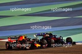 Pierre Gasly (FRA) Red Bull Racing RB15 and Alexander Albon (THA) Scuderia Toro Rosso STR14 battle for position. 31.03.2019. Formula 1 World Championship, Rd 2, Bahrain Grand Prix, Sakhir, Bahrain, Race Day.