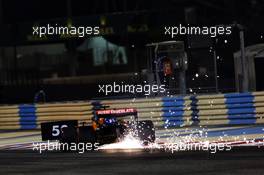 Carlos Sainz Jr (ESP) McLaren MCL34 sends sparks flying. 31.03.2019. Formula 1 World Championship, Rd 2, Bahrain Grand Prix, Sakhir, Bahrain, Race Day.