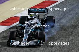 Valtteri Bottas (FIN) Mercedes AMG F1 W10 locks up under braking. 31.03.2019. Formula 1 World Championship, Rd 2, Bahrain Grand Prix, Sakhir, Bahrain, Race Day.