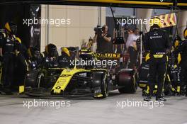 Nico Hulkenberg (GER) Renault Sport F1 Team RS19 pit stop. 31.03.2019. Formula 1 World Championship, Rd 2, Bahrain Grand Prix, Sakhir, Bahrain, Race Day.