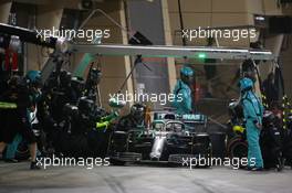 Lewis Hamilton (GBR) Mercedes AMG F1 W10 pit stop. 31.03.2019. Formula 1 World Championship, Rd 2, Bahrain Grand Prix, Sakhir, Bahrain, Race Day.