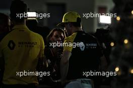 Nico Hulkenberg (GER) Renault F1 Team with the media. 30.03.2019. Formula 1 World Championship, Rd 2, Bahrain Grand Prix, Sakhir, Bahrain, Qualifying Day.