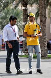 Daniel Ricciardo (AUS) Renault F1 Team with Karun Chandhok (IND) Sky Sports F1 Pitlane Reporter. 31.03.2019. Formula 1 World Championship, Rd 2, Bahrain Grand Prix, Sakhir, Bahrain, Race Day.