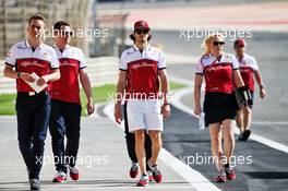 Antonio Giovinazzi (ITA) Alfa Romeo Racing walks the circuit with the team. 28.03.2019. Formula 1 World Championship, Rd 2, Bahrain Grand Prix, Sakhir, Bahrain, Preparation Day.