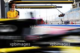 Jack Aitken (GBR) / (KOR) Renault F1 Team Test Driver watches Daniel Ricciardo (AUS) Renault F1 Team RS19 leaves the pits. 02.04.2019. Formula One Testing, Sakhir, Bahrain, Tueday.