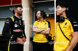 (L to R): Daniel Ricciardo (AUS) Renault F1 Team with Ciaron Pilbeam (GBR) Renault F1 Team Chief Race Engineer and Jack Aitken (GBR) / (KOR) Renault F1 Team Test Driver. 02.04.2019. Formula One Testing, Sakhir, Bahrain, Tueday.