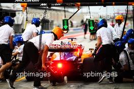 McLaren practices a pit stop. 02.04.2019. Formula One Testing, Sakhir, Bahrain, Tueday.