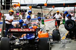 McLaren practices a pit stop. 02.04.2019. Formula One Testing, Sakhir, Bahrain, Tueday.