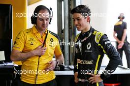 (L to R): Karel Loos (BEL) Renault F1 Team Race Engineer with Jack Aitken (GBR) / (KOR) Renault F1 Team Test Driver. 03.04.2019. Formula One Testing, Sakhir, Bahrain, Wednesday.
