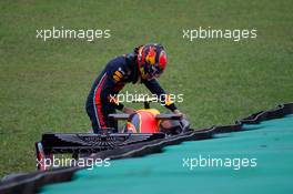 Alexander Albon (THA) Red Bull Racing RB15 crashed in the first practice session. 15.11.2019. Formula 1 World Championship, Rd 20, Brazilian Grand Prix, Sao Paulo, Brazil, Practice Day.