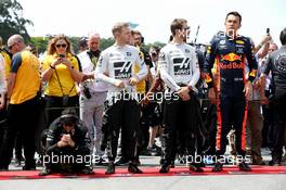 Daniel Ricciardo (AUS) Renault Sport F1 Team RS19 with Kevin Magnussen (DEN) Haas VF-19, Romain Grosjean (FRA) Haas F1 Team VF-19 and Alexander Albon (THA) Red Bull Racing RB15. 17.11.2019. Formula 1 World Championship, Rd 20, Brazilian Grand Prix, Sao Paulo, Brazil, Race Day.