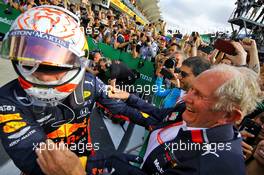Race winner Max Verstappen (NLD) Red Bull Racing celebrates with Dr Helmut Marko (AUT) Red Bull Motorsport Consultant in parc ferme. 17.11.2019. Formula 1 World Championship, Rd 20, Brazilian Grand Prix, Sao Paulo, Brazil, Race Day.