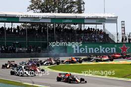 Max Verstappen (NLD) Red Bull Racing RB15 leads at the start of the race. 17.11.2019. Formula 1 World Championship, Rd 20, Brazilian Grand Prix, Sao Paulo, Brazil, Race Day.