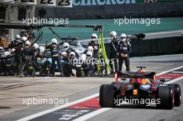 Robert Kubica (POL) Williams Racing FW42 makes a pit stop as Max Verstappen (NLD) Red Bull Racing RB15 leaves the pits. 17.11.2019. Formula 1 World Championship, Rd 20, Brazilian Grand Prix, Sao Paulo, Brazil, Race Day.
