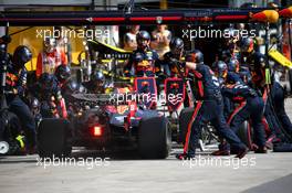 Max Verstappen (NLD) Red Bull Racing RB15 Pit Stop. 17.11.2019. Formula 1 World Championship, Rd 20, Brazilian Grand Prix, Sao Paulo, Brazil, Race Day.