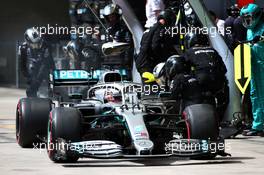 Lewis Hamilton (GBR) Mercedes AMG F1 W10 makes a pit stop. 17.11.2019. Formula 1 World Championship, Rd 20, Brazilian Grand Prix, Sao Paulo, Brazil, Race Day.