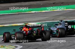 Alexander Albon (THA) Red Bull Racing RB15 and Lewis Hamilton (GBR) Mercedes AMG F1 W10 battle for position. 17.11.2019. Formula 1 World Championship, Rd 20, Brazilian Grand Prix, Sao Paulo, Brazil, Race Day.