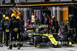 Nico Hulkenberg (GER) Renault F1 Team RS19 makes a pit stop. 17.11.2019. Formula 1 World Championship, Rd 20, Brazilian Grand Prix, Sao Paulo, Brazil, Race Day.