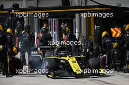 Daniel Ricciardo (AUS) Renault Sport F1 Team RS19 Pit Stop 17.11.2019. Formula 1 World Championship, Rd 20, Brazilian Grand Prix, Sao Paulo, Brazil, Race Day.