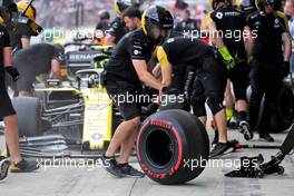 Nico Hulkenberg (GER) Renault F1 Team RS19 with mechanics in the pits.