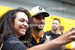 Daniel Ricciardo (AUS) Renault F1 Team with a fan. 16.11.2019. Formula 1 World Championship, Rd 20, Brazilian Grand Prix, Sao Paulo, Brazil, Qualifying Day.