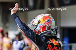Max Verstappen (NLD) Red Bull Racing celebrates his pole position in qualifying parc ferme. 16.11.2019. Formula 1 World Championship, Rd 20, Brazilian Grand Prix, Sao Paulo, Brazil, Qualifying Day.