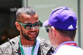 (L to R): Daniel Alves (BRA) Football Player with Rubens Barrichello (BRA). 17.11.2019. Formula 1 World Championship, Rd 20, Brazilian Grand Prix, Sao Paulo, Brazil, Race Day.