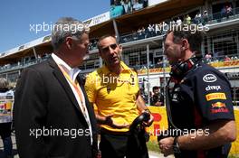 Chase Carey (USA) Formula One Group Chairman with Cyril Abiteboul (FRA) Renault Sport F1 Managing Director and Christian Horner (GBR) Red Bull Racing Team Principal. 09.06.2019. Formula 1 World Championship, Rd 7, Canadian Grand Prix, Montreal, Canada, Race Day.