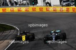 Valtteri Bottas (FIN) Mercedes AMG F1 W10 and Daniel Ricciardo (AUS) Renault F1 Team RS19. 09.06.2019. Formula 1 World Championship, Rd 7, Canadian Grand Prix, Montreal, Canada, Race Day.