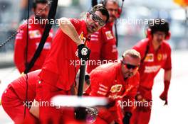 Ferrari mechanics. 12.04.2019. Formula 1 World Championship, Rd 3, Chinese Grand Prix, Shanghai, China, Practice Day.
