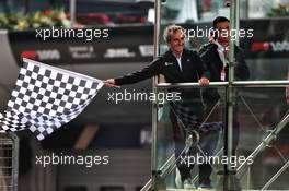 Alain Prost (FRA) Renault F1 Team Special Advisor waves the chequered flag at the end of the race. 14.04.2019. Formula 1 World Championship, Rd 3, Chinese Grand Prix, Shanghai, China, Race Day.
