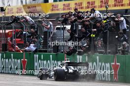 Race winner Lewis Hamilton (GBR) Mercedes AMG F1 W10 passes his team at the end of the race. 14.04.2019. Formula 1 World Championship, Rd 3, Chinese Grand Prix, Shanghai, China, Race Day.