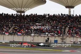 Valtteri Bottas (FIN) Mercedes AMG F1 W10 and Charles Leclerc (MON) Ferrari SF90 battle for position. 14.04.2019. Formula 1 World Championship, Rd 3, Chinese Grand Prix, Shanghai, China, Race Day.