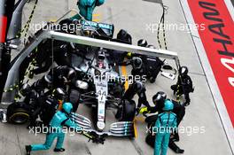 Lewis Hamilton (GBR) Mercedes AMG F1 W10 makes a pit stop. 14.04.2019. Formula 1 World Championship, Rd 3, Chinese Grand Prix, Shanghai, China, Race Day.