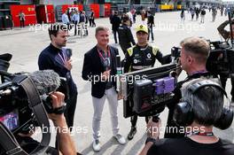Daniel Ricciardo (AUS) Renault F1 Team with Steve Jones (GBR) Channel 4 F1 Presenter and David Coulthard (GBR) Red Bull Racing and Scuderia Toro Advisor / Channel 4 F1 Commentator. 13.04.2019. Formula 1 World Championship, Rd 3, Chinese Grand Prix, Shanghai, China, Qualifying Day.