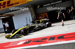 Daniel Ricciardo (AUS) Renault F1 Team RS19 leaves the pits. 13.04.2019. Formula 1 World Championship, Rd 3, Chinese Grand Prix, Shanghai, China, Qualifying Day.