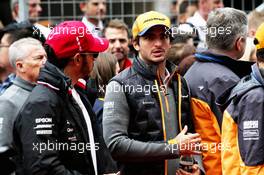 (L to R): Lewis Hamilton (GBR) Mercedes AMG F1 and Carlos Sainz Jr (ESP) McLaren on the drivers parade. 14.04.2019. Formula 1 World Championship, Rd 3, Chinese Grand Prix, Shanghai, China, Race Day.