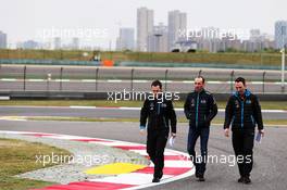 Robert Kubica (POL) Williams Racing walks the circuit with the team. 11.04.2019. Formula 1 World Championship, Rd 3, Chinese Grand Prix, Shanghai, China, Preparation Day.