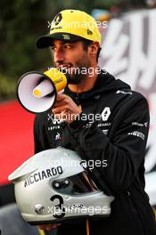 Daniel Ricciardo (AUS) Renault F1 Team with retro helmet design to celebrate the 1000th F1 GP. 11.04.2019. Formula 1 World Championship, Rd 3, Chinese Grand Prix, Shanghai, China, Preparation Day.