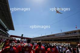 Ferrari watch an Emirates plane fly over the grid. 12.05.2019. Formula 1 World Championship, Rd 5, Spanish Grand Prix, Barcelona, Spain, Race Day.